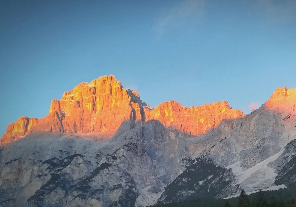 Enorme frana sulle Dolomiti ampezzane, non lontano da Cortina d'Ampezzo: frana un pezzo del gruppo montuoso del Sorapis. Ecco i video dell'evento.