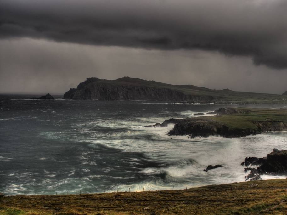 Le coste occidentali dell'Irlanda sono state investite dalla tempesta Lorenzo con mareggiate e forte vento