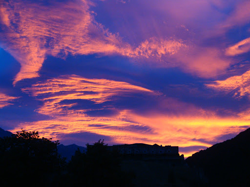 ALtocumulus lenticularis al tramonto insieme ad altre nubi medio alte. La presenza di quest enubi e un tracciante del fenomeno del foehn. 
