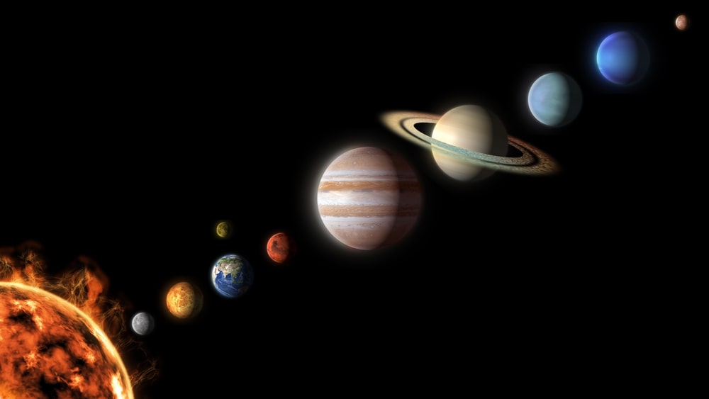 L'aspetto dei pianeti allineati in un fotomontaggio. A partire da sinistra in basso: Marte, Giove, Saturno, Urano, Nettuno e Plutone.