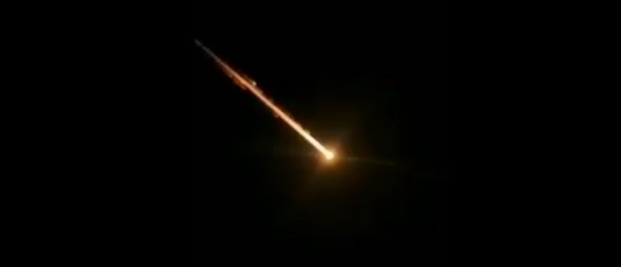 Un meteorite ha incendiato il cielo della Nuova Papua Guinea per almeno 30 secondi prima di spegnersi definitivamente