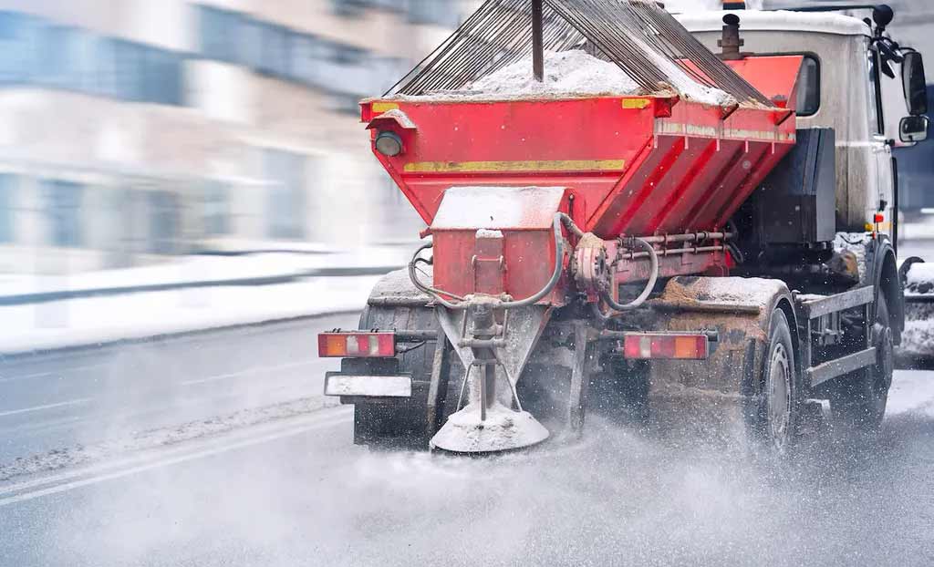 La miscela di sali è fondamentale per abbassare il punto di ebollizione del ghiaccio e preservare così le proprietà meccaniche della strada: l'aderenza tra pneumatico e strada.