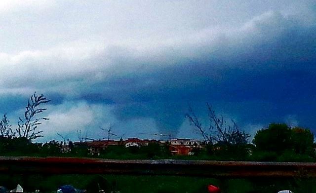 Tornado a Caserta, sollevate auto e camion: danni e feriti