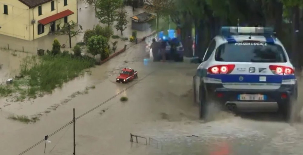 Cronaca meteo maltempo e alluvione in Emilia Romagna: esondano i fiumi, case sott'acqua, tra ravennate e Imola